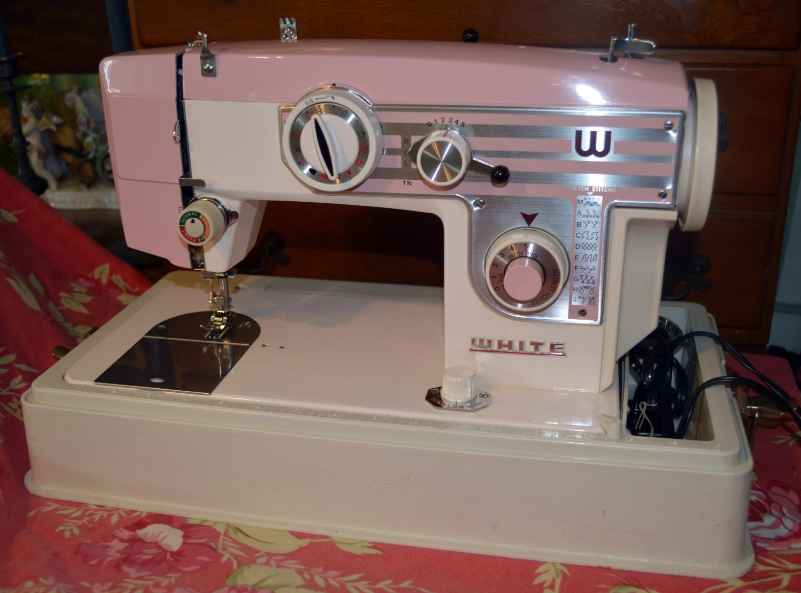 Need help identifying this sewing machine. I got it secondhand and it  didn't come with any other things (such as a power cord, manual, etc). It  seems to be somewhat old, at