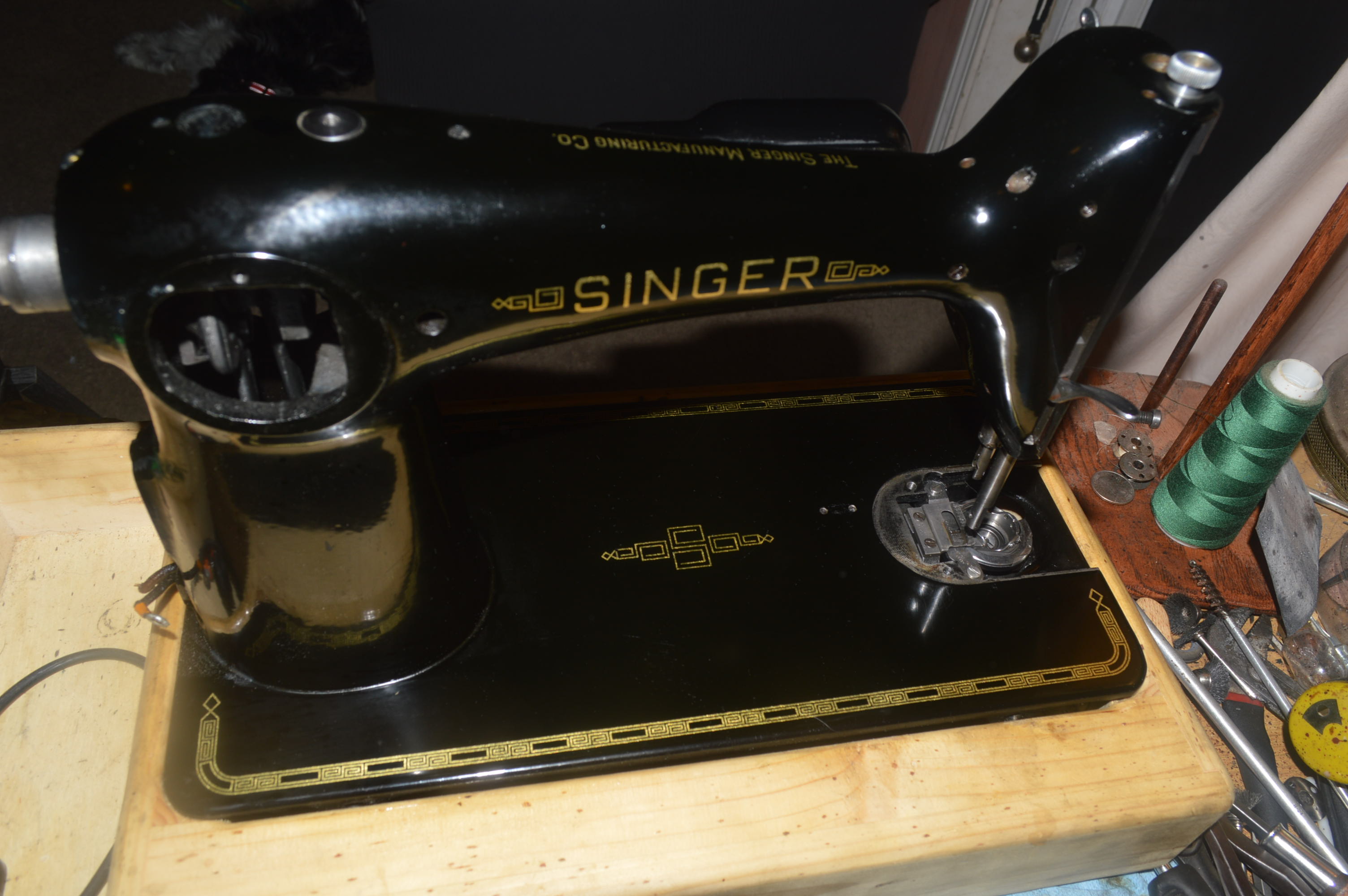VINTAGE SINGER TREADLE SEWING MACHINE CAST BASE BELT SHIFTER WITH SPRING NICE 